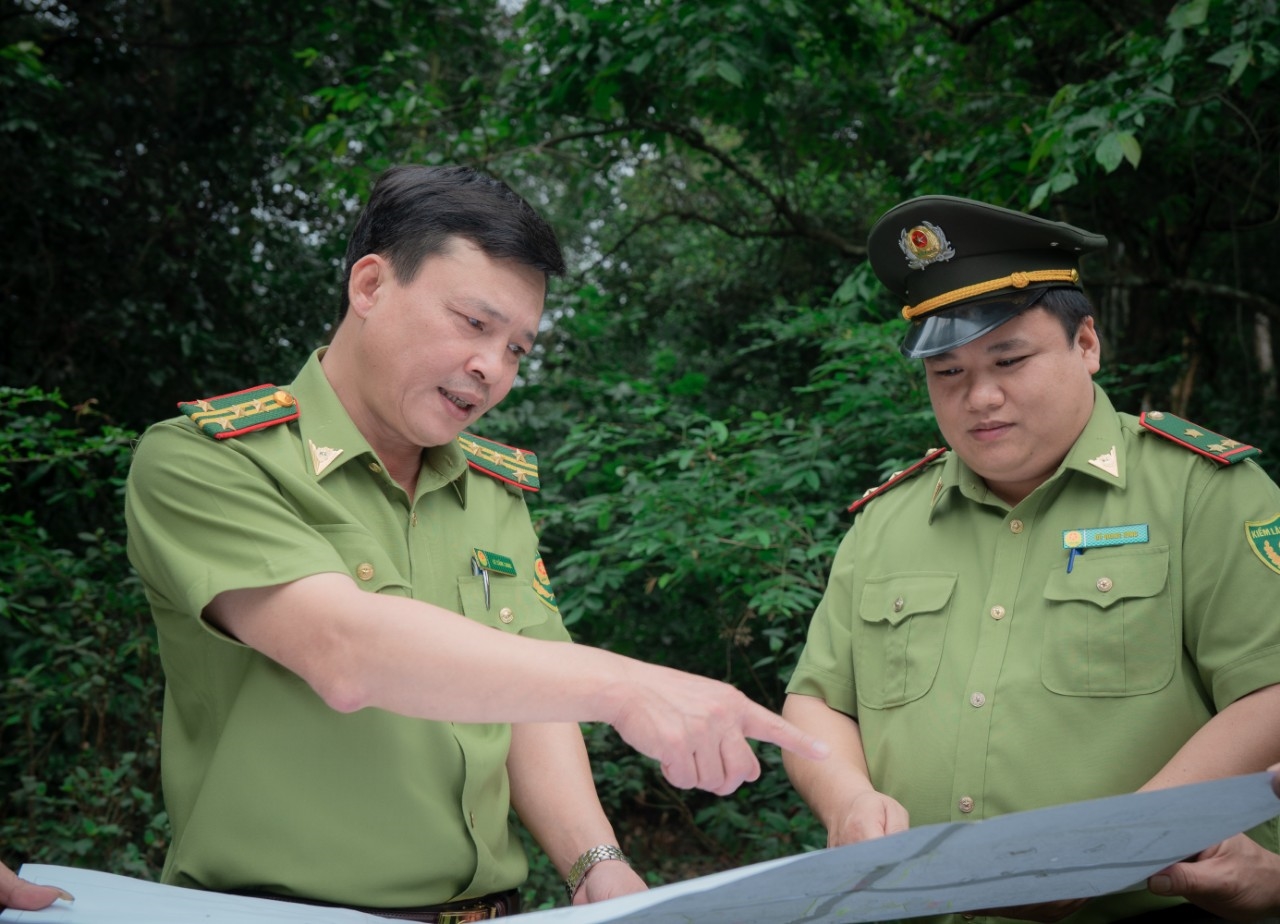Ông Lê Cẩm Long (bên trái) - Chi Cục trưởng Chi cục Kiểm lâm Thái Nguyên kiểm tra công tác bảo vệ rừng tại huyện Đại từ.