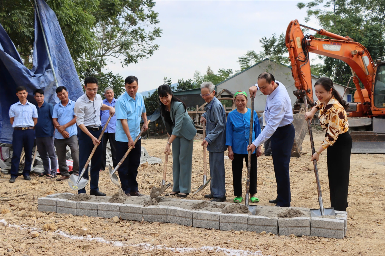 Lãnh đạo huyện Võ Nhai khởi công xây nhà mới cho gia đình ông Chu Hồng Quân, gia đình có hoàn cảnh khó khăn trên địa bàn