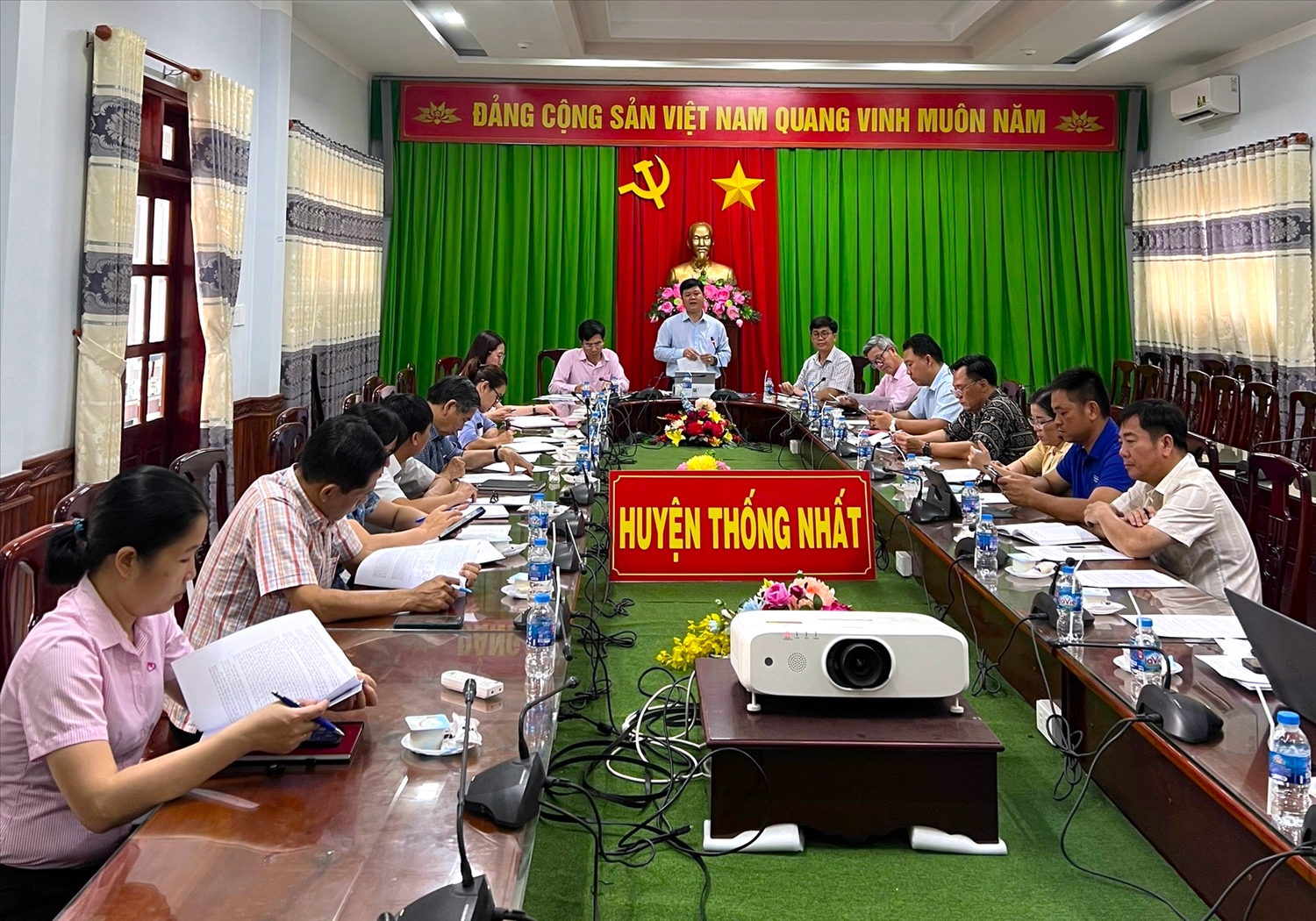 Vừa qua, Ban đại diện Hội đồng quản trị NHCSXH tỉnh Đồng Nai làm việc với Ban đại diện Hội đồng quản trị NHCSXH huyện Thống Nhất về thực hiện Chỉ thị 40.