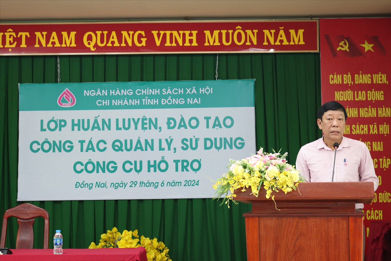 Phó Giám đốc Chi nhánh Ngân hàng CSXH tỉnh Đồng Nai Nguyễn Quang Vinh phát biểu tại lớp huấn luyện 