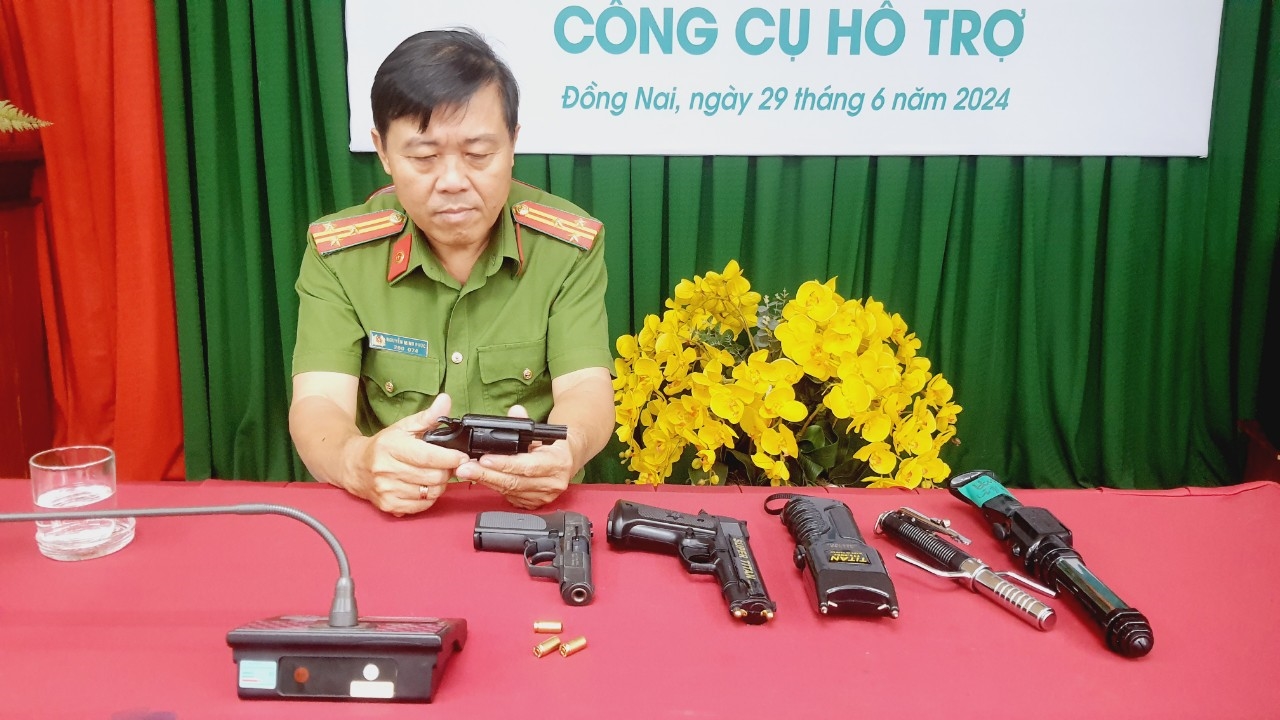 Thượng tá Nguyễn Minh Phúc, Cảnh sát viên cao cấp phòng hướng dẫn quản lý vũ khí, vật liệu nổ, công cụ hỗ trợ và pháo thuộc Cục C04 hướng dẫn sử dụng công cụ hỗ trợ tại lớp tập huấn