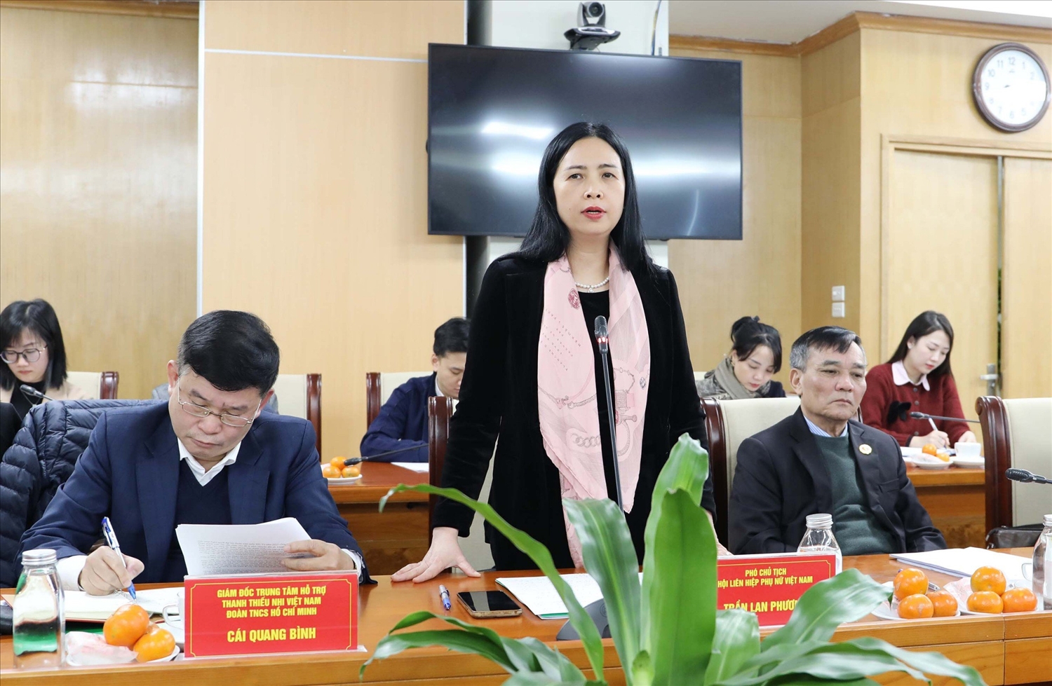 Phó Chủ tịch Hội LHPN Việt Nam Trần Lan Phương thảo luận tại Hội nghị giao ban ủy thác cho vay hộ nghèo và các đối tượng chính sách khác giữa NHCSXH với các tổ chức chính trị - xã hội năm 2023.