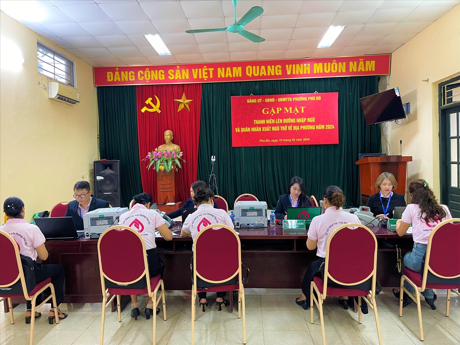 UBND quận Nam Từ Liêm là một trong những quận đầu tiên của thành phố Hà Nội đã bố trí hơn 100 tỷ đồng ủy thác qua Phòng giao dịch Ngân hàng CSXH quận để hỗ trợ người dân vay vốn sản xuất kinh doanh. 