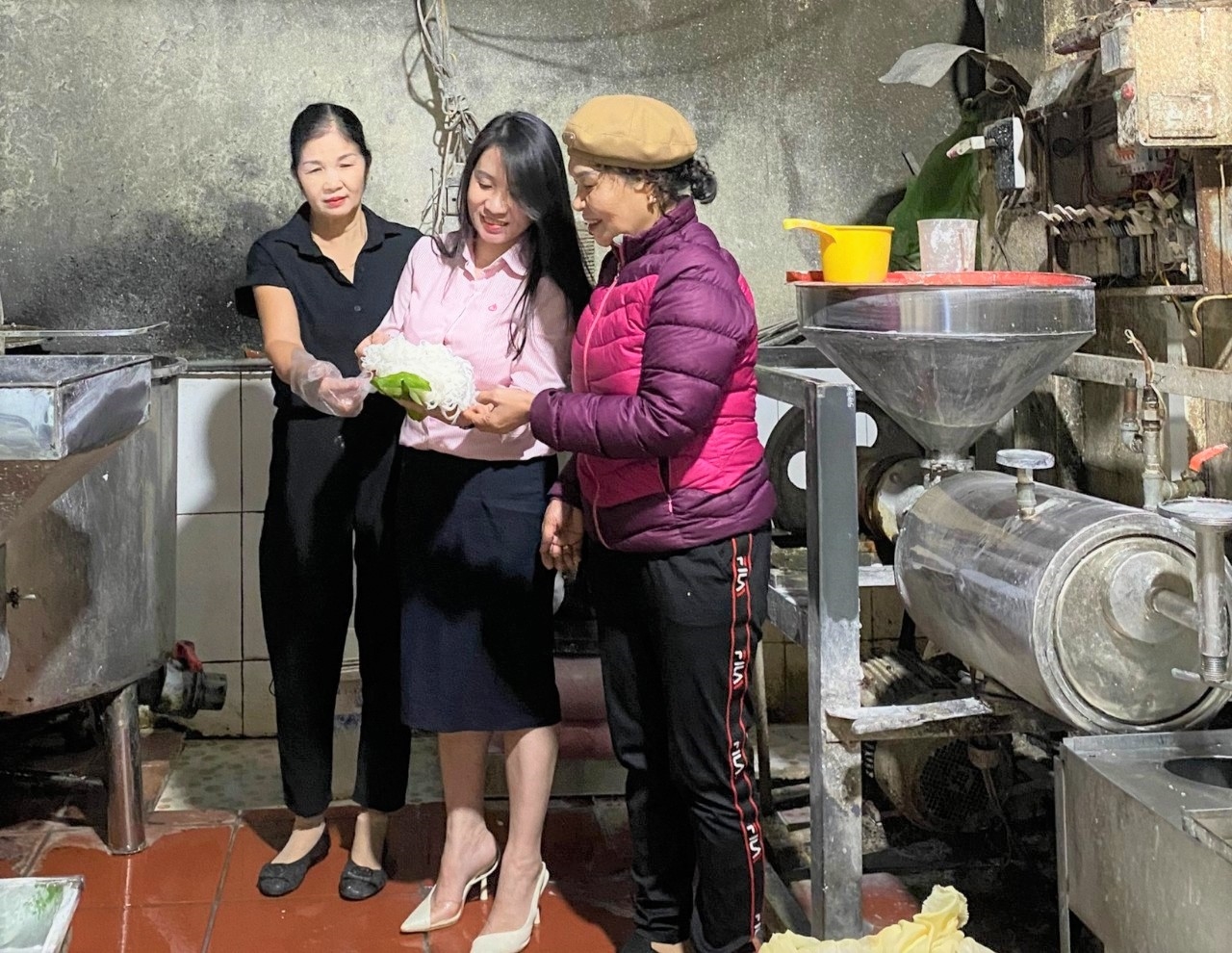 Bà Trần thị Cúc ở phường Phú Đô (ngoài cùng bên trái) đang vay 100 triệu đồng từ Chương trình giải quyết việc làm thời hạn vay 24 tháng để đầu tư sản xuất bún, mang lại hiệu quả kinh tế cao cho gia đình.
