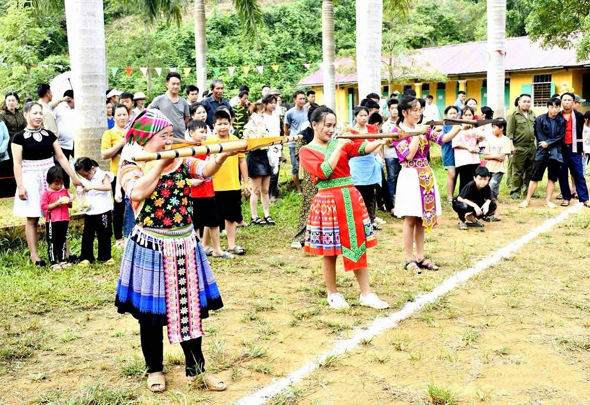 Những năm qua, huyện nỗ lực gắn bảo tồn với phát triển du lịch, tạo sinh kế bền vững cho người dân. (Đồng bào Mông thi bắn nỏ tại Ngày Hội văn hóa, thể thao các dân tộc huyện Hàm Yên) . 