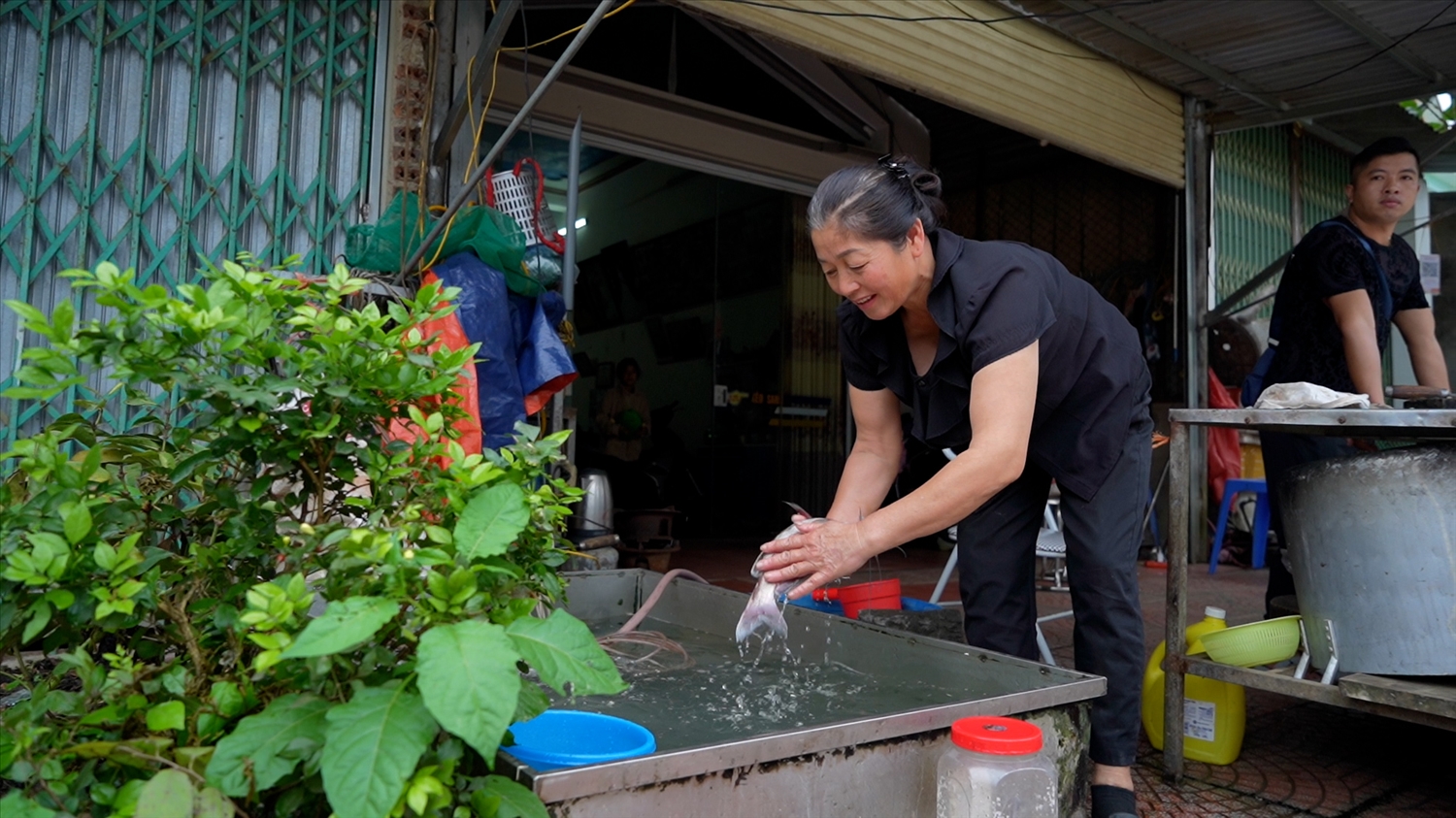 Nhờ nguồn vốn tín dụng chính sách từ NHCSXH, bà Trần Thị Hoa ở thôn Bản Chợ, xã Thượng Lâm, huyện Lâm Bình phấn khởi, có thêm động lực làm lại cuộc đời cho con trai vừa chấp hành xong án phạt tù trở về địa phương.