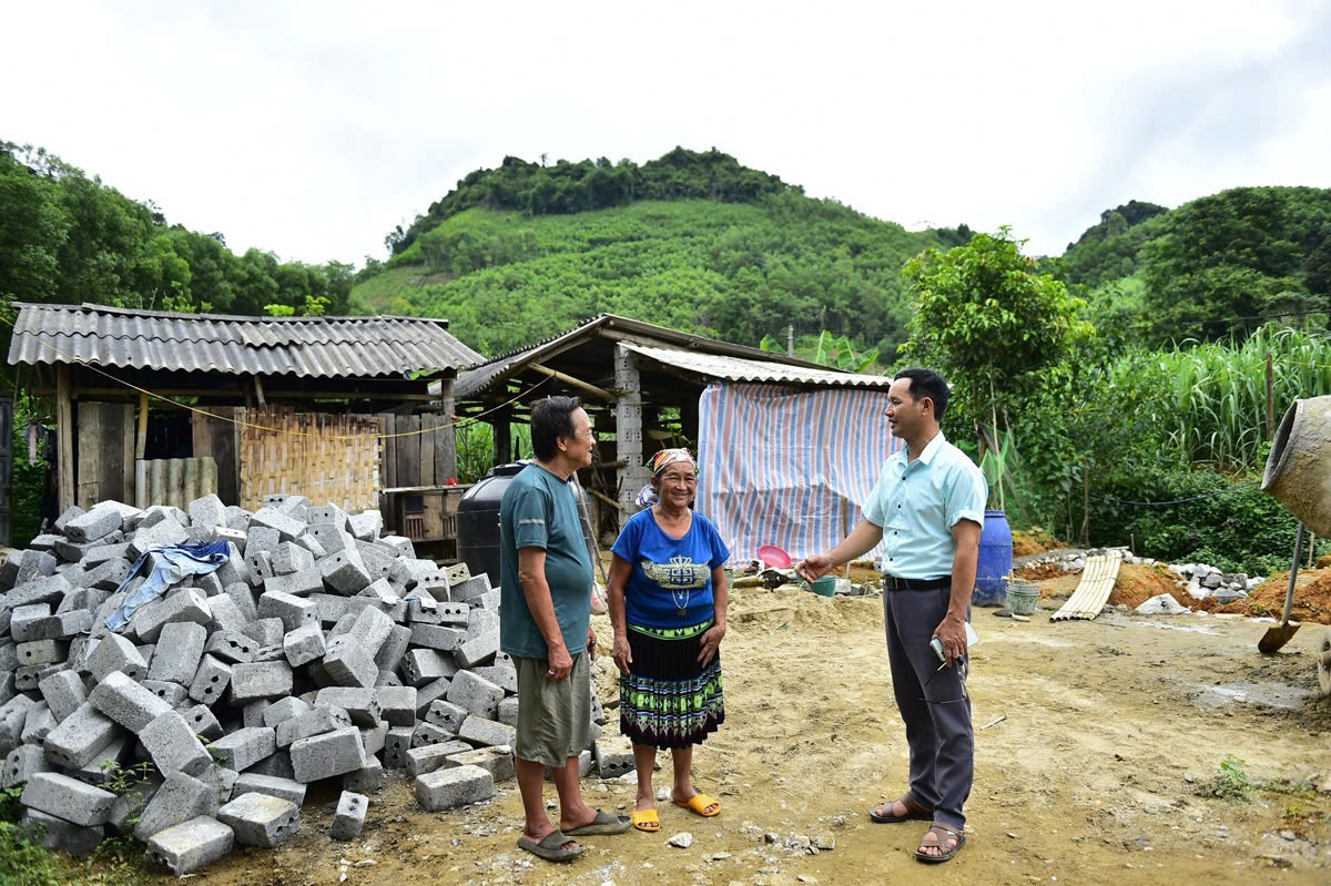 Gia đình bà Lý Thị Xuân (dân tộc Mông, thôn Tân An, xã Đông Thọ, huyện Sơn Dương) vui mừng được cán bộ địa phương đến thông báo hỗ trợ chuẩn bị làm nhà ở từ nguồn vốn Chương trình MTQG 1719