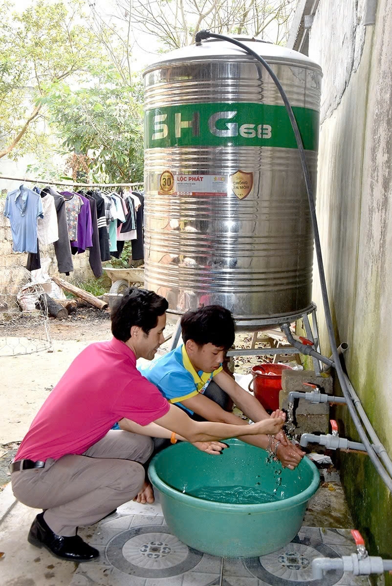 Hộ dân thôn Cầu Đá (xã Hợp Hòa, huyện Sơn Dương) được hỗ trợ téc nước trữ nước sạch theo Dự án 1, Chương trình MTQG 1719