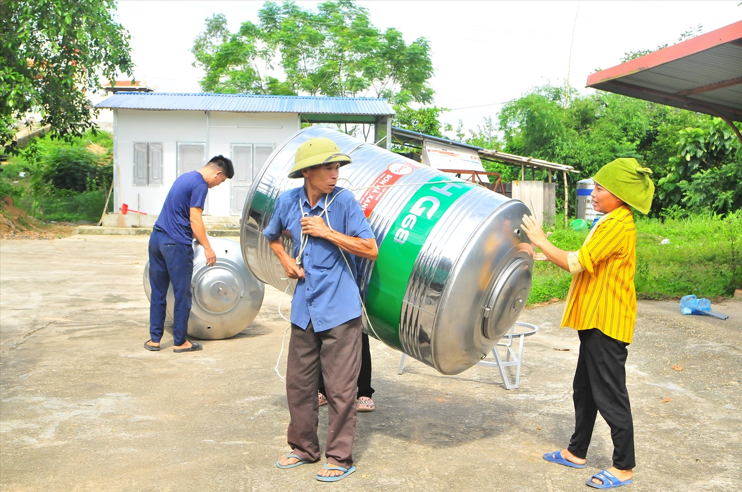 Hộ nghèo (ở xã Chi Thiết, huyện Sơn Dương) được cấp phát téc nước từ nguồn vốn Chương trình MTQg 1719.