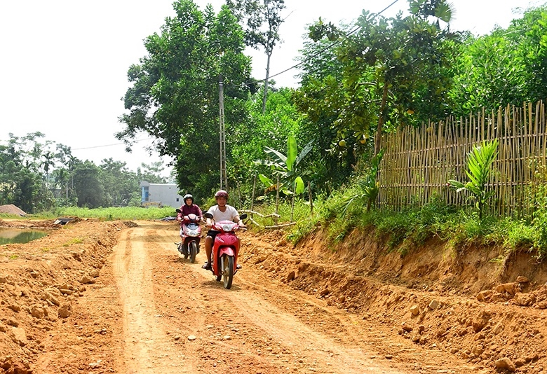 Tuyến đường dài hơn 1,113km (nối hai thôn Nà Nhoi và Noong Tuông), xã Tân Mỹ, huyện Chiêm Hóa có tổng vốn trên 1,5 tỷ đồng thuộc Chương trình MTQG 1719 đang trong giai đoạn thi công. 