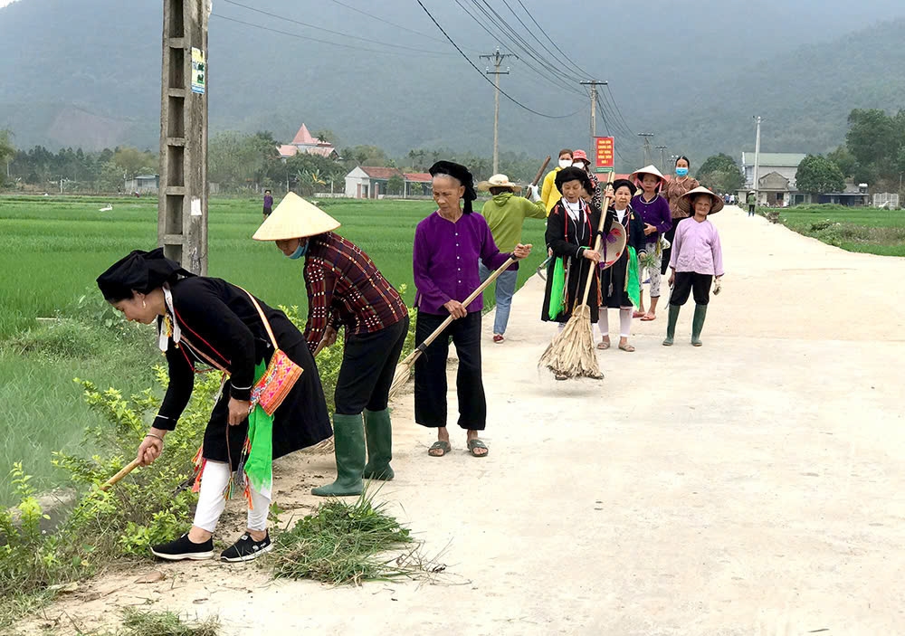 Phụ nữ xã Thiện Kế (Sơn Dương) vệ sinh đường làng ngõ xóm