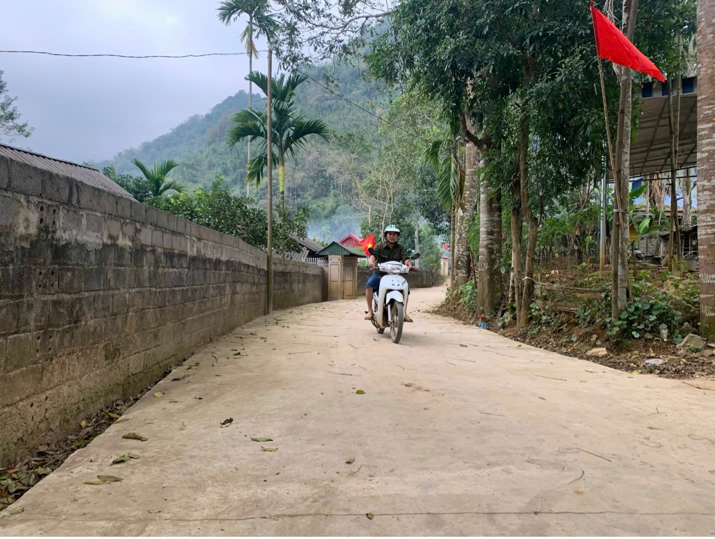 Tân Lạc tập trung phát triển hệ thống đường giao thông nông thôn, đảm bảo nhu cầu đi lại của người dân và thông thương 