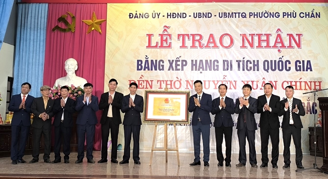 Lãnh đạo Sở Văn hoá Thể thao và Du lịch, thành phố Từ Sơn trao Bằng “Di tích lịch sử cấp Quốc gia Đền thờ Nguyễn Xuân Chính” cho phường Phù Chẩn và dòng họ Nguyễn Xuân.