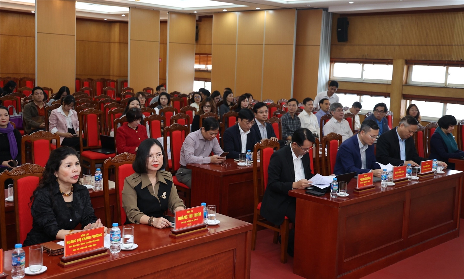 Quang cảnh buổi gặp mặt báo chí, cung cấp thông tin về dự thảo Luật Dân số và Luật Phòng bệnh