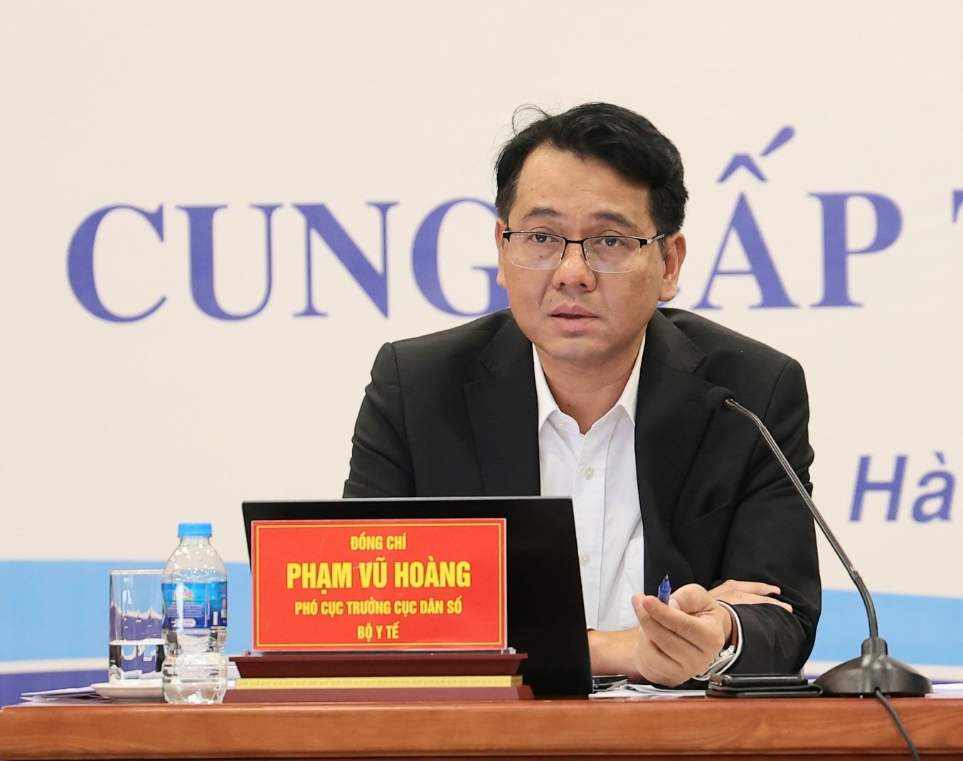 Phó Cục trưởng Cục Dân số Phạm Vũ Hoàng phát biểu tại buổi gặp mặt báo chí, cung cấp thông tin về dự thảo Luật Dân số và Luật Phòng bệnh