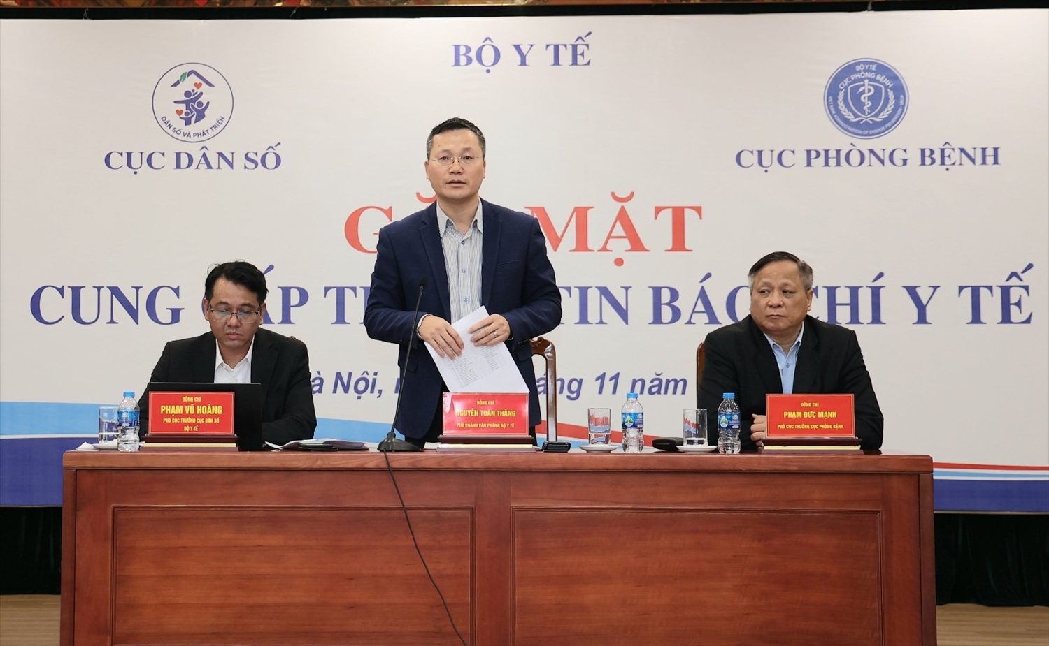 Đoàn Chủ trì tại buổi gặp mặt báo chí, cung cấp thông tin về dự thảo Luật Dân số và Luật Phòng bệnh