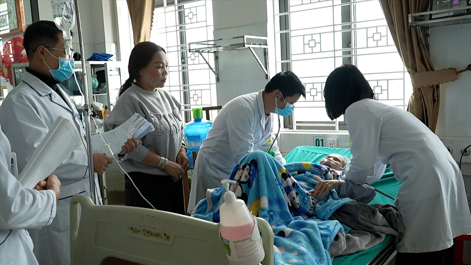 Các y, bác sỹ Bệnh viện Đa khoa Khu vực Lào Cai - Cam Đường (thuộc Bệnh viện Đa khoa tỉnh Lào Cai) theo dõi, điều trị bệnh cho bệnh nhân cao tuổi
