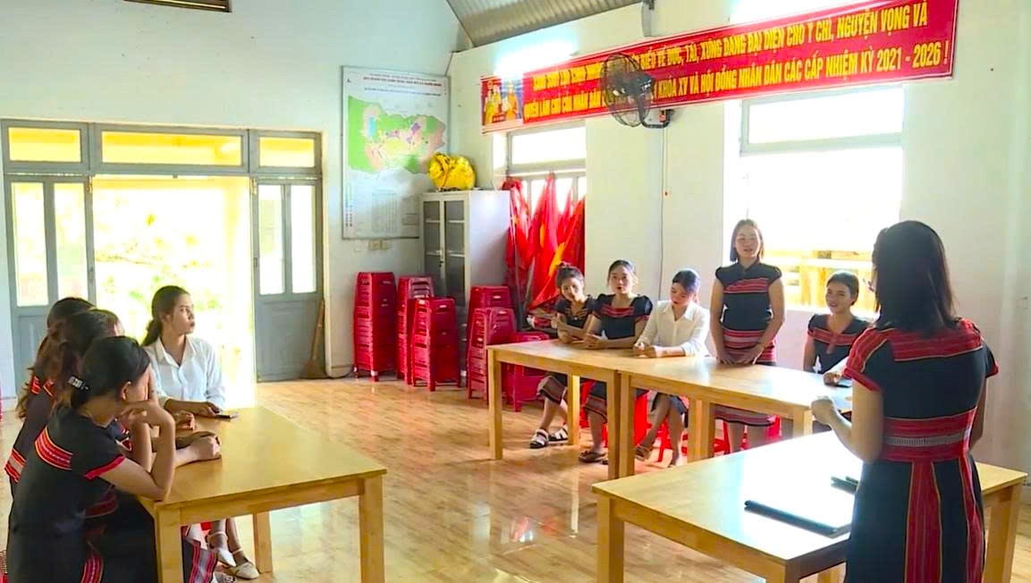 Cán bộ dân số truyền thông sức khỏe sinh sản và sàng lọc trước sinh, sơ sinh cho phụ nữ đồng bào DTTS tại địa phương.