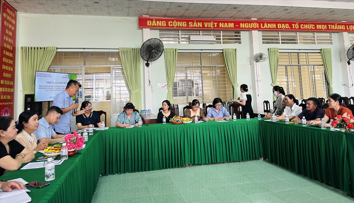 Đại diện lãnh đạo UBND phường Phước Hậu (Vĩnh Long) làm việc với Cục Dân số và cơ quan Báo chí Trung ương ngày 26/12