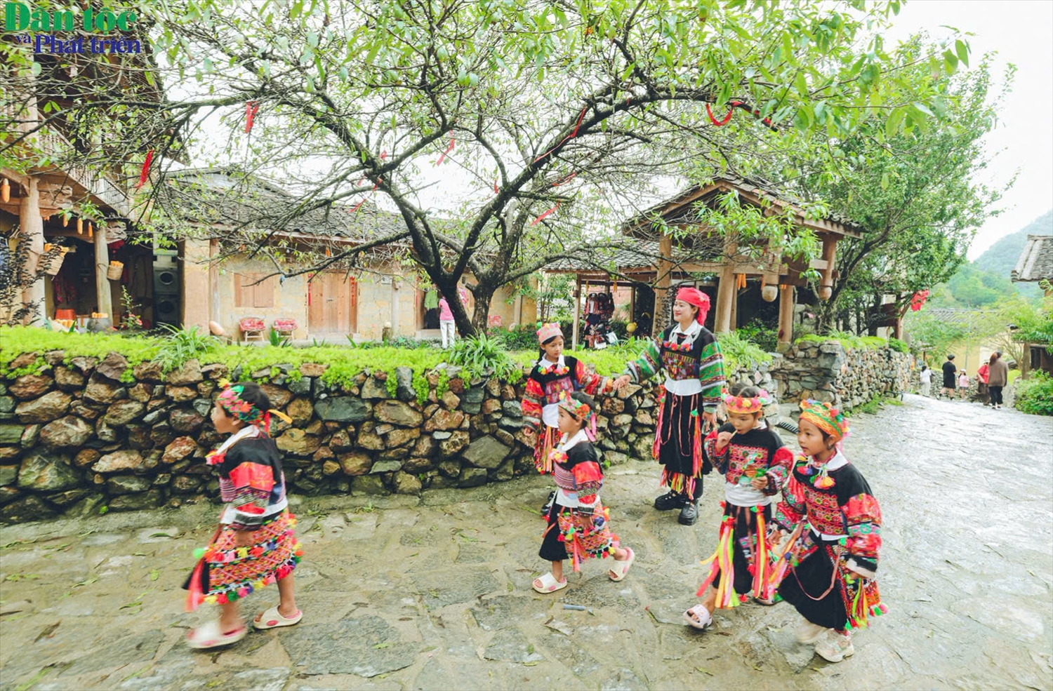 Nâng cao chất lượng dân số vùng đồng bào DTTS không chỉ là nhiệm vụ trước mắt mà còn là chiến lược lâu dài cần sự chung tay của toàn xã hội (ảnh Vũ Mừng)