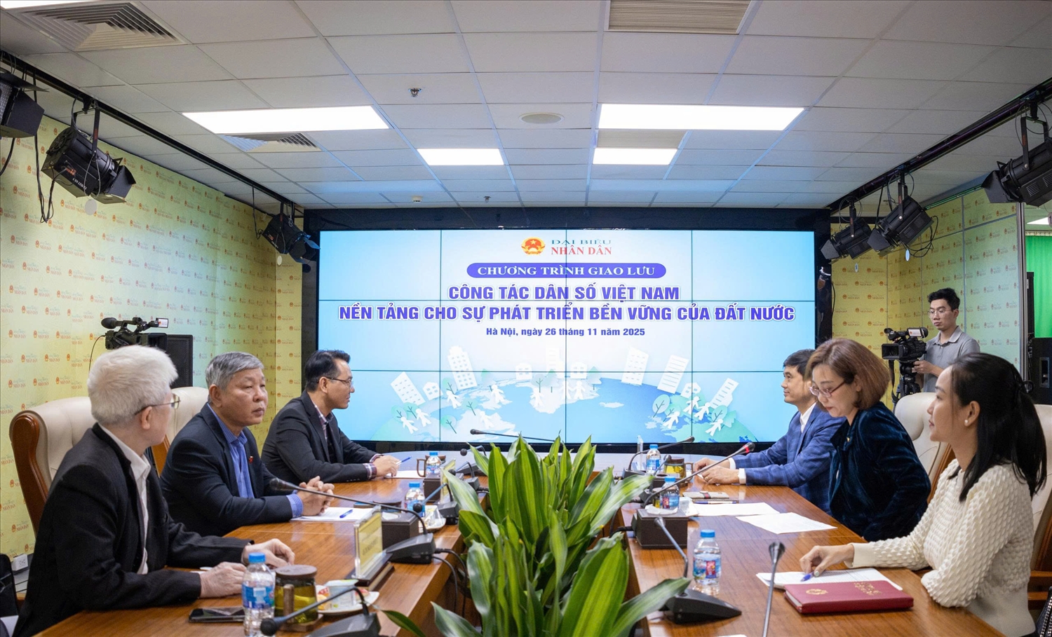 Quang cảnh chương trình giao lưu Công tác dân số Việt Nam - nền tảng cho sự phát triển bền vững của đất nước