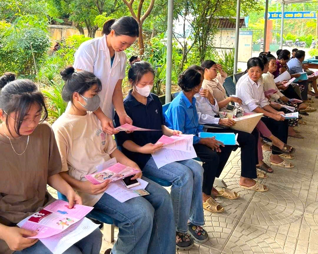 Thanh niên, phụ nữ người DTTS đến Trạm y tế xã Minh Đài, tỉnh Phú Thọ để được tư vấn, thăm khám sức khỏe sinh sản