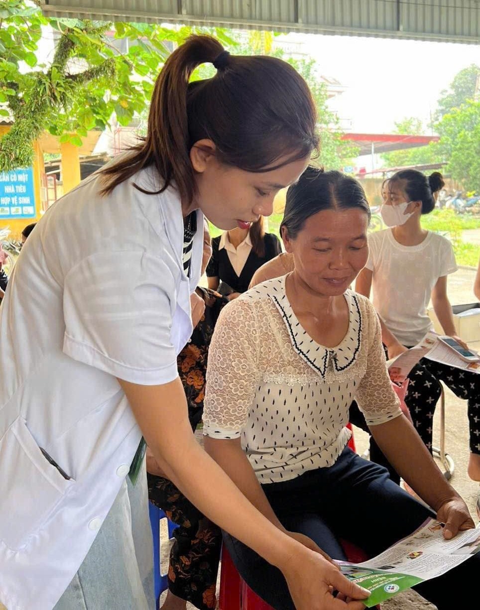 Nhân viên y tế tư vấn chăm sóc sức khỏe cho phụ nữ người DTTS tại Trạm y tế xã Minh Đài, tỉnh Phú Thọ