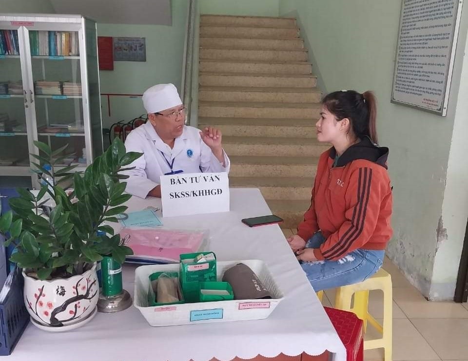 Cán bộ y tế tư vấn sức khỏe trước hôn nhân