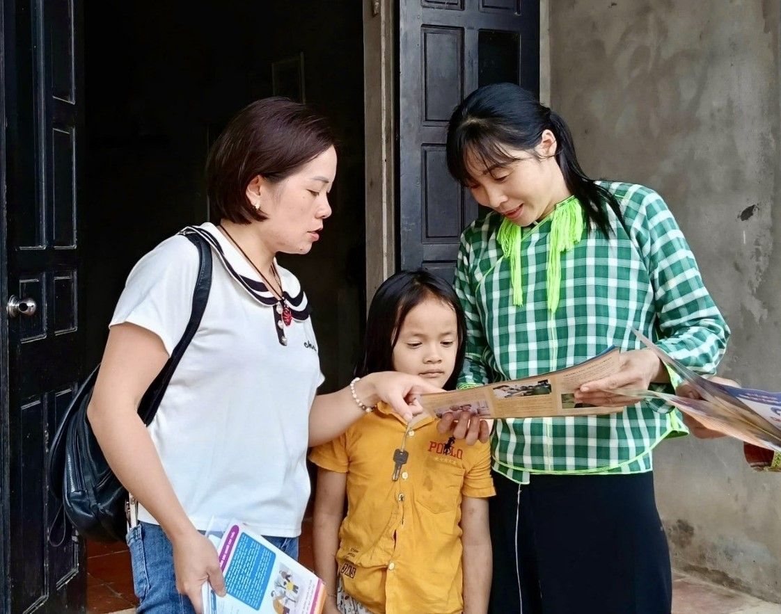Cán bộ chuyên trách dân số xã Cao Lộc, tỉnh Lạng Sơn (bìa trái) tuyên truyền vể lợi ích của sàng lọc trước sinh, sơ sinh.