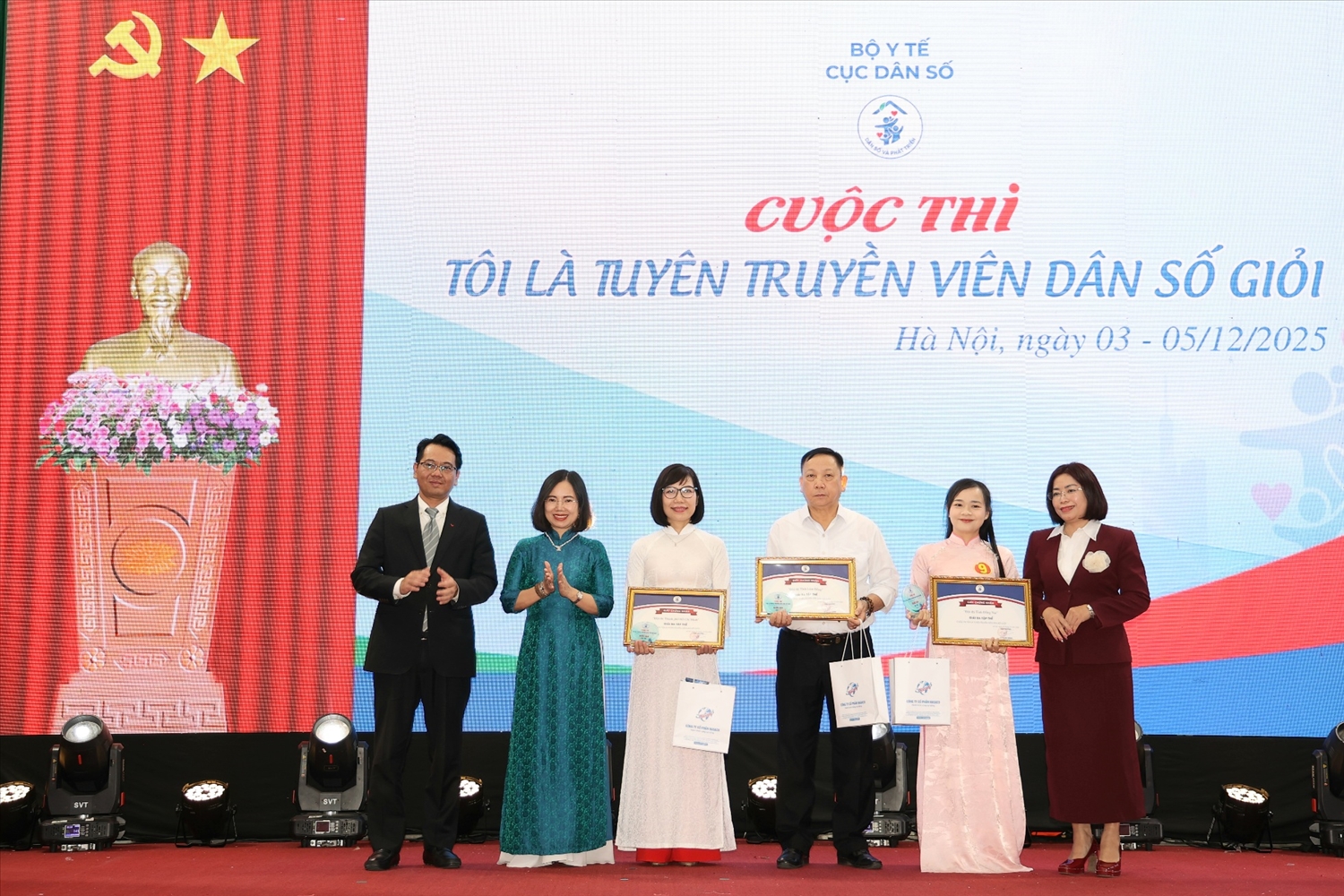 Lãnh đạo Cục Dân số và Ban Tổ chức trao tặng giải Ba tập thể cho thành phố Hồ Chí Minh, tỉnh Đồng Nai và tỉnh Lâm Đồng