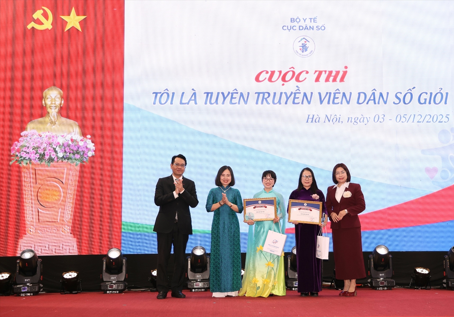 Lãnh đạo Cục Dân số và Ban Tổ chức trao tặng giải Nhì tập thể cho thành phố Đà Nẵng và tỉnh Thái Nguyên