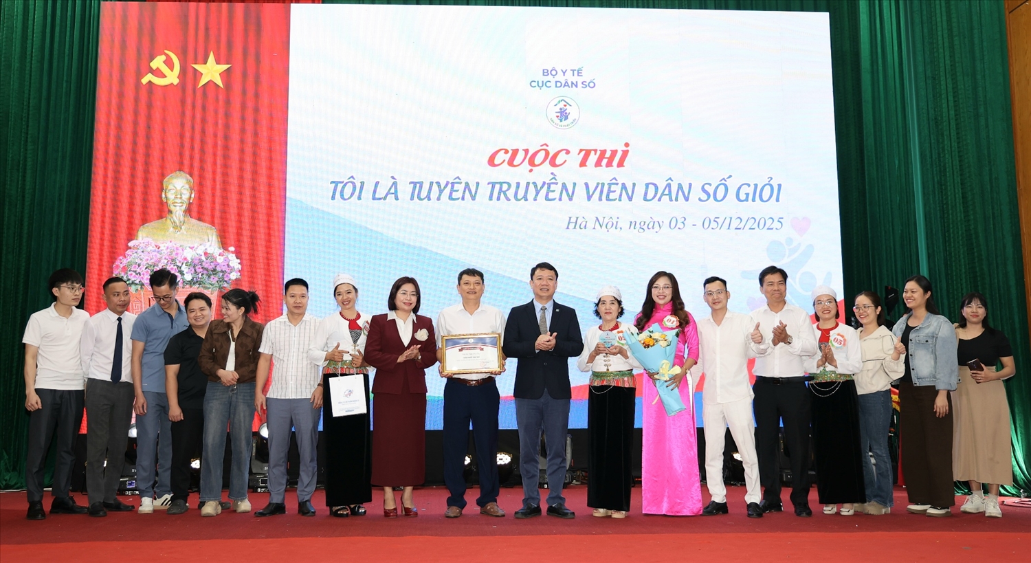 Ban Tổ chức trao giải cho tập thể đạt giải Nhất thuộc về tỉnh Phú Thọ