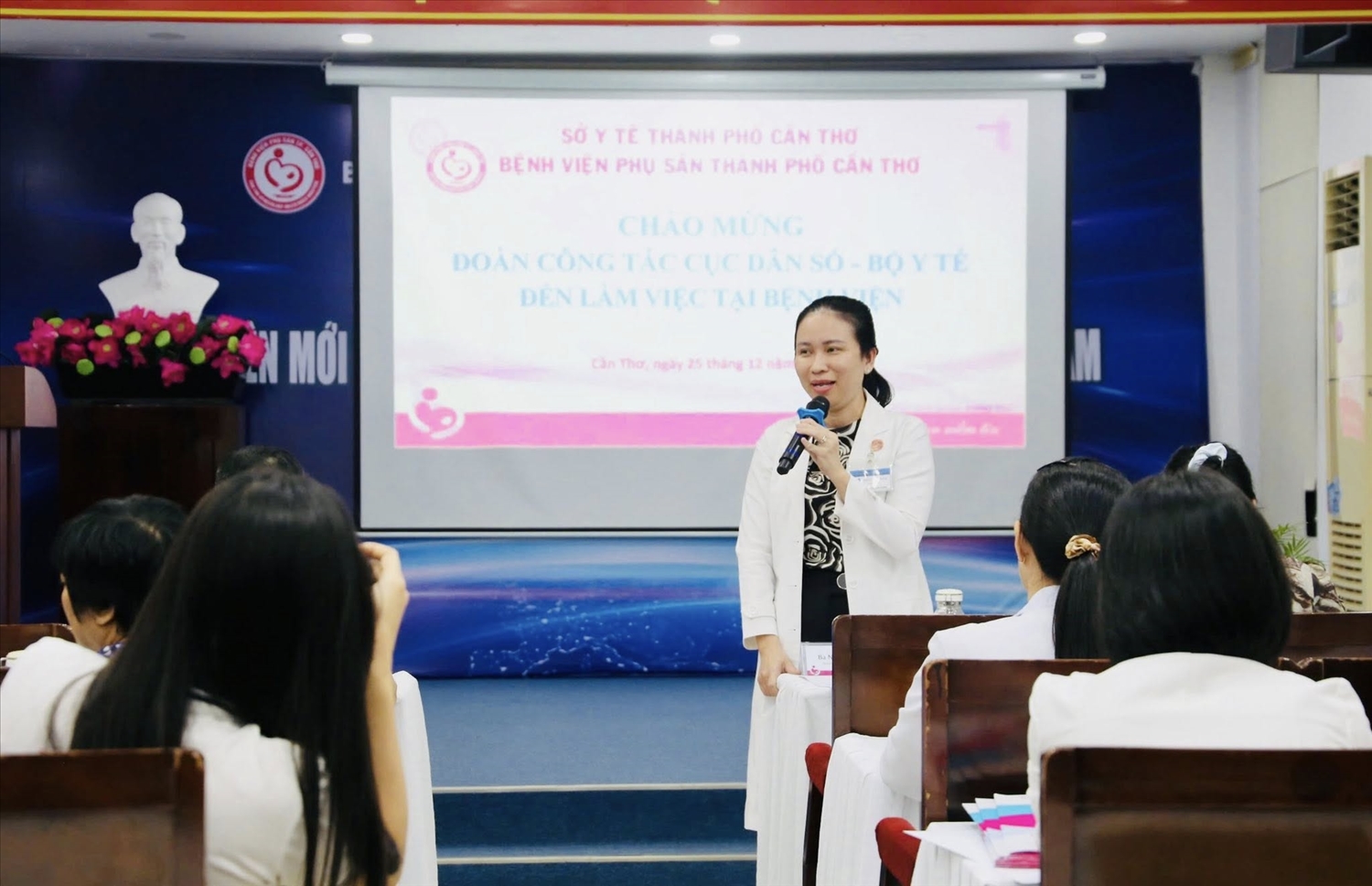 Giám đốc Bệnh viên Phụ sản TP. Cần Thơ Nguyễn Thụy Thúy Ái phát biểu tại buổi làm việc với Cục Dân số - Bộ Y tế cùng với các cơ quan báo chí Trung ương