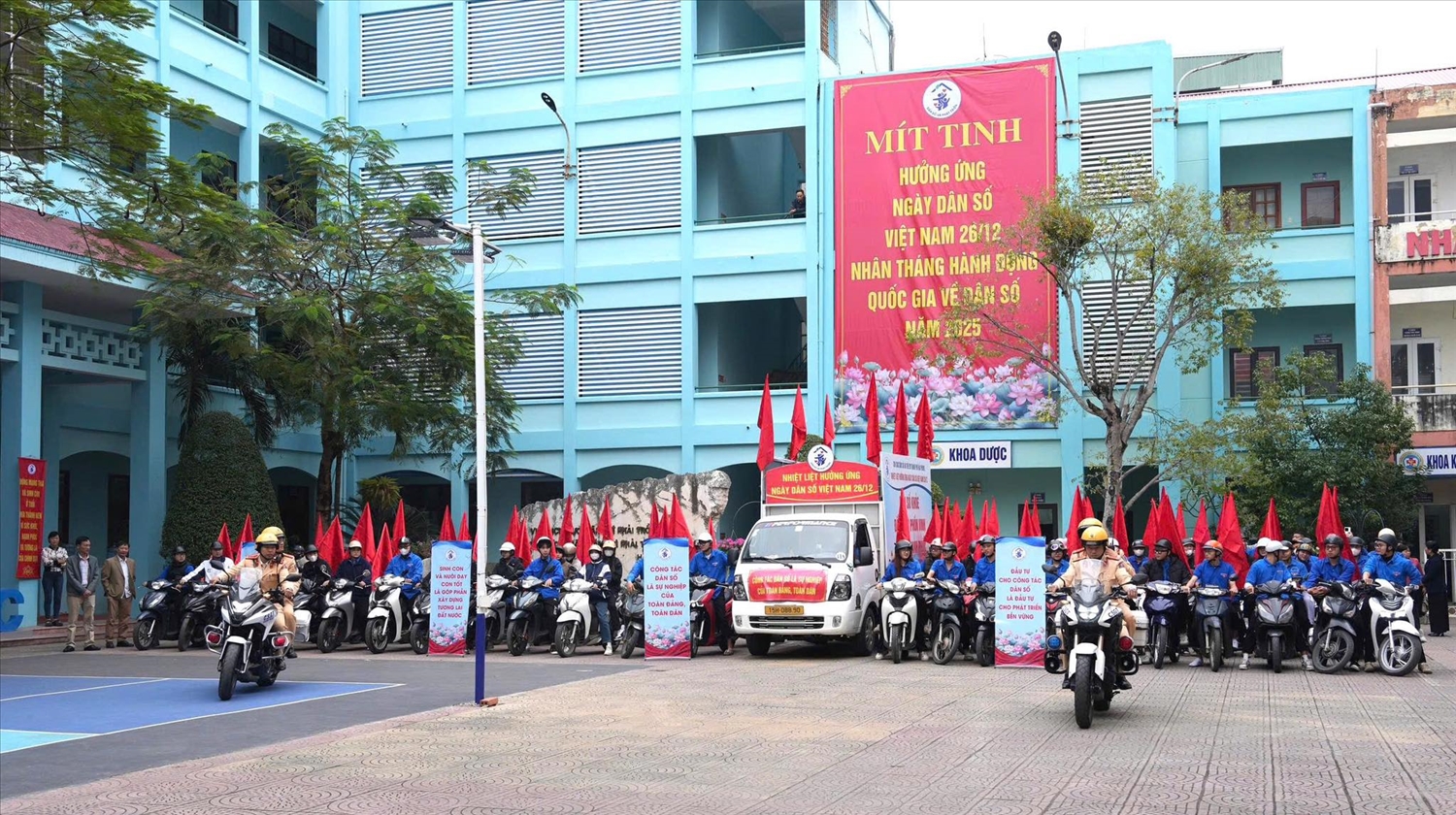 Các lực lượng tham gia diễu hành tuyên truyền trên các tuyến đường, góp phần lan tỏa thông điệp hành động: “Dân số khỏe đất nước phồn vinh, gia đình hạnh phúc”.