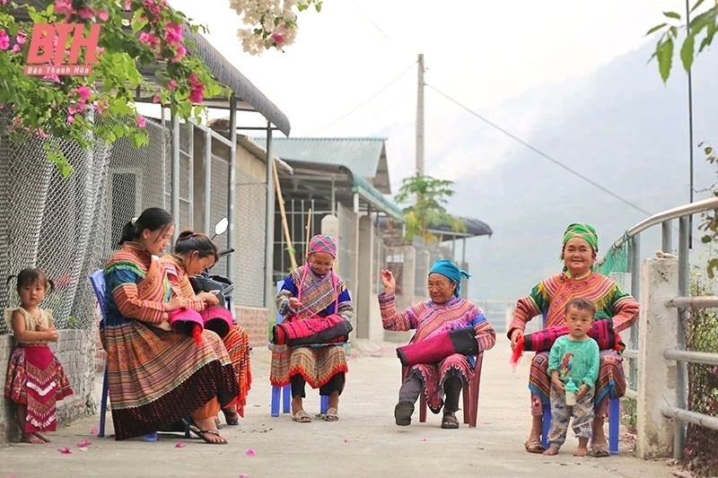 Phụ nữ và trẻ em dân tộc thiểu số tại một bản vùng cao, nhóm đối tượng chịu tác động trực tiếp từ định kiến giới và cần được ưu tiên truyền thông về bình đẳng giới và giá trị của trẻ em gái.