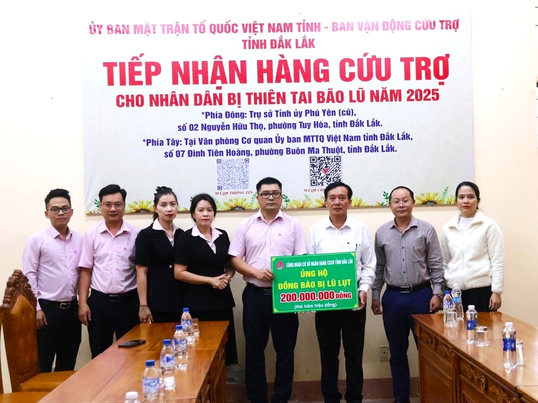 Đại diện Chi nhánh NHCSXH tỉnh Đắk Lắk trao hỗ trợ cho người dân vùng lũ thông qua MTTQ Việt Nam tỉnh