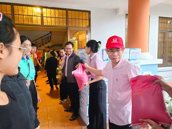 Cán bộ Phòng giao dịch NHCSXH Đồng Xuân (Đắk Lắk) không quản ngại khó khăn kịp thời có mặt ở địa điểm tập kết quà để gửi đến các hộ dân bị ảnh hưởng nặng nề bởi đợt lũ, lụt vừa qua một cách nhanh nhất có thể