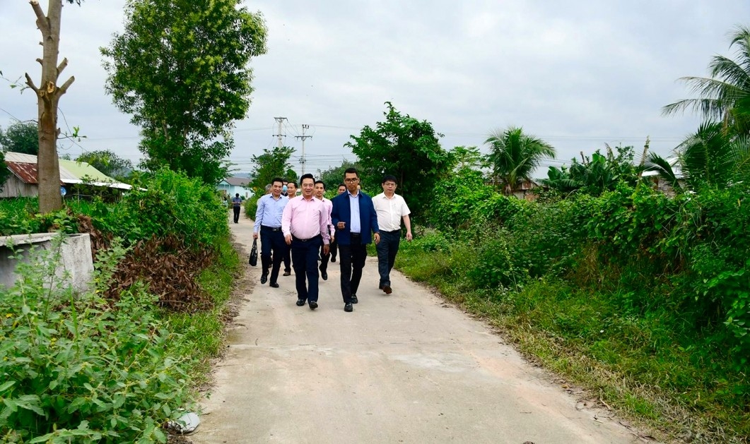 Đoàn giám sát khảo sát thực tế công trình Nâng cấp mặt đường bê tông buôn Lé B được đầu tư từ nguồn vốn chương trình mục tiêu quốc gia.