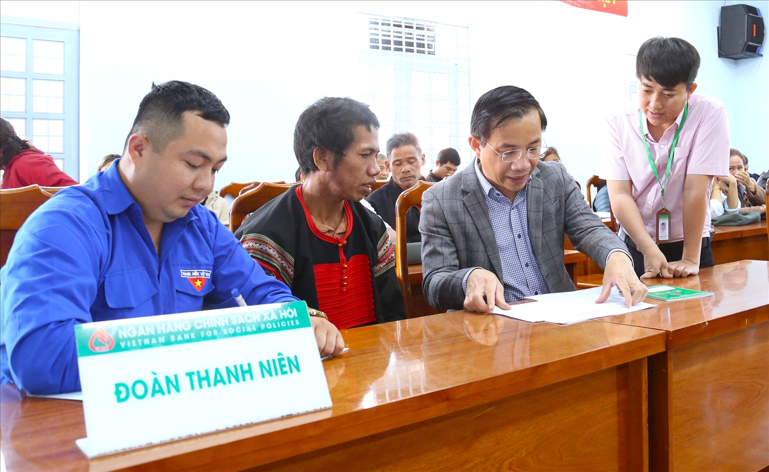 Giám đốc chi nhánh NHCSXH tỉnh Đắk Lắk Đào Thái Hòa kiểm tra hồ sơ vay vốn trên địa bàn xã Ea Trul, huyện Krông Bông