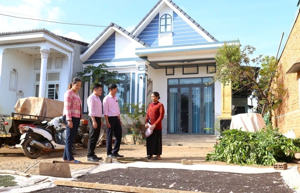 Nhờ nguồn vốn tín dụng chính sách xã hội, gia đình bà H'Blim Byă ở xã Ea Nuôl, huyện Buôn Đôn (Đắk Lắk) vươn lên làm giàu trên mảnh đất quê hương