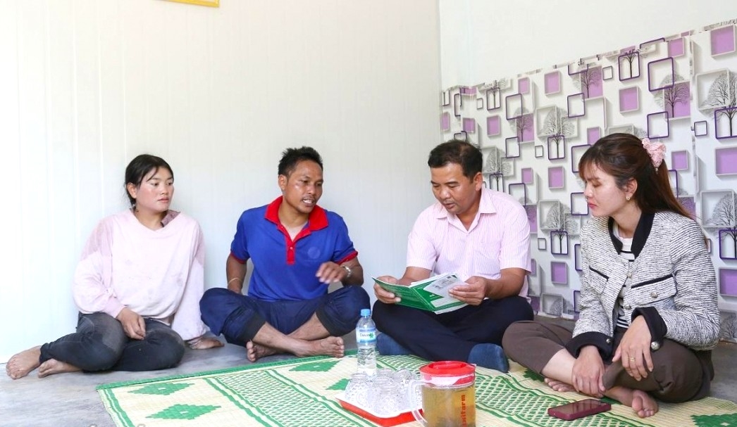 Giám đốc Phòng Giao dịch NHCSXH huyện Krông Bông Trà Văn Tâm kiểm tra hiệu quả sử dụng vốn vay tín dụng chính sách của người dân tại xã Hòa Sơn