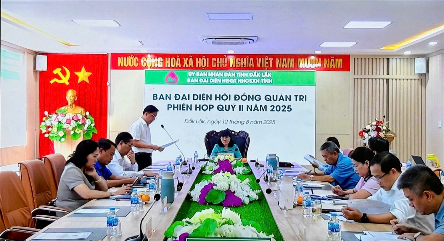 Quyền Giám đốc NHCSXH tỉnh Đắk Lắk Đào Thái Hòa phát biểu tại phiên họp Ban đại diện Hội đồng quản trị quý II năm 2025
