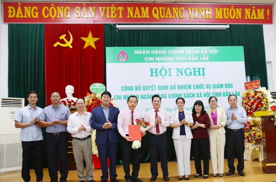 Lãnh đạo NHCSXH Việt Nam và lãnh đạo tỉnh Đắk Lắk và ngành ngân hàng chúc mừng Giám đốc NHCSXH chi nhánh Đắk Lắk Đào Thái Hòa