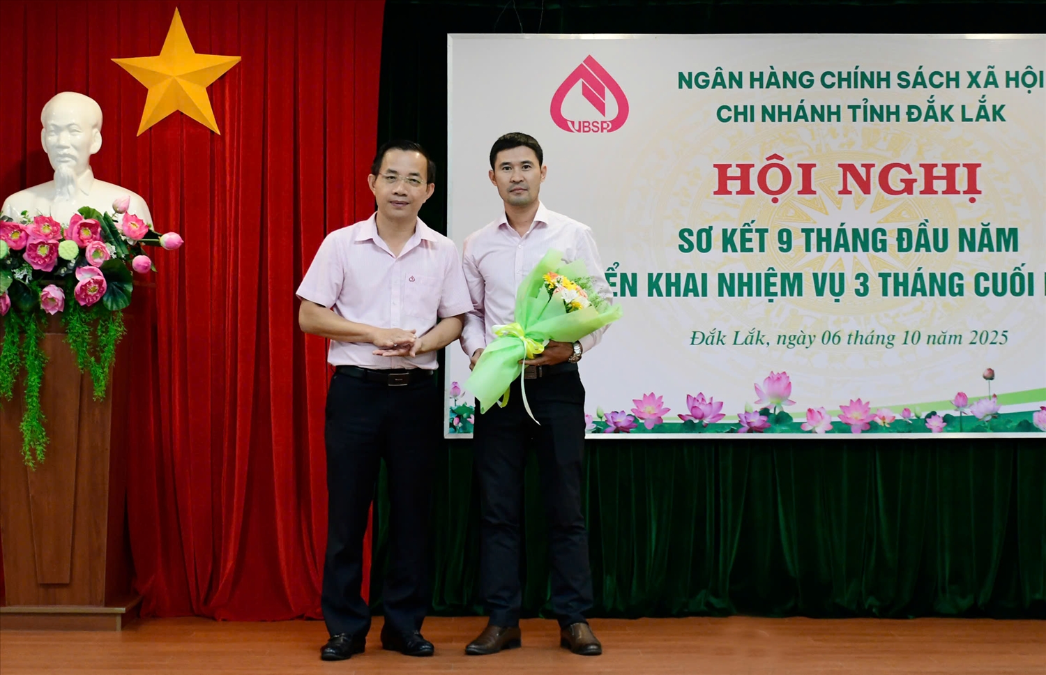 Giám đốc NHCSXH chi nhánh tỉnh Đắk Lắk Đào Thái Hòa tặng hoa chúc mừng Phòng giao dịch Lắk hoàn thành xuất sắc tiêu biểu nhiệm vụ 9 tháng đầu năm