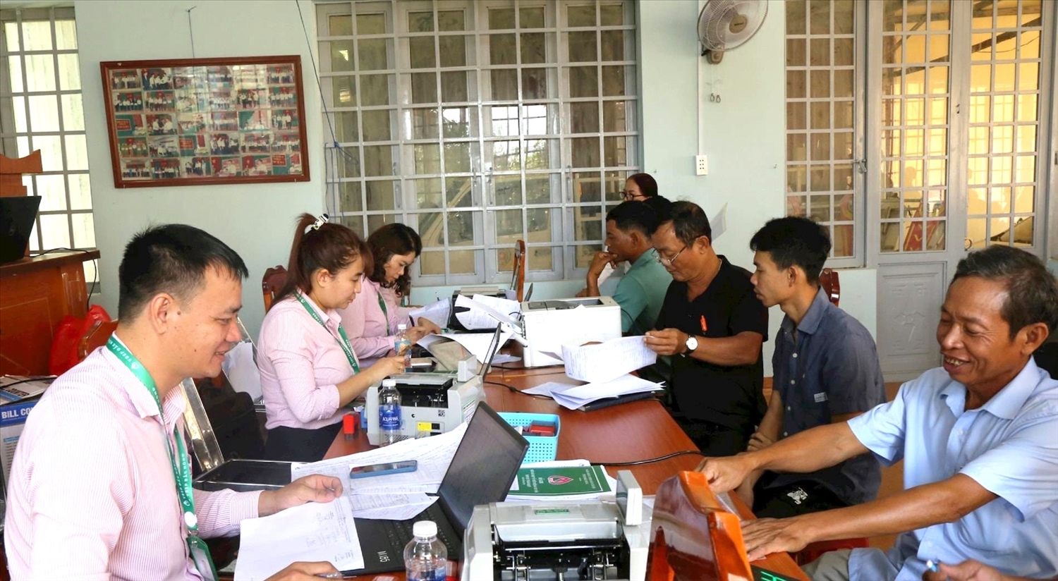 Cán bộ NHCSXH tỉnh Đắk Nông giải ngân tại Điểm giao dịch xã