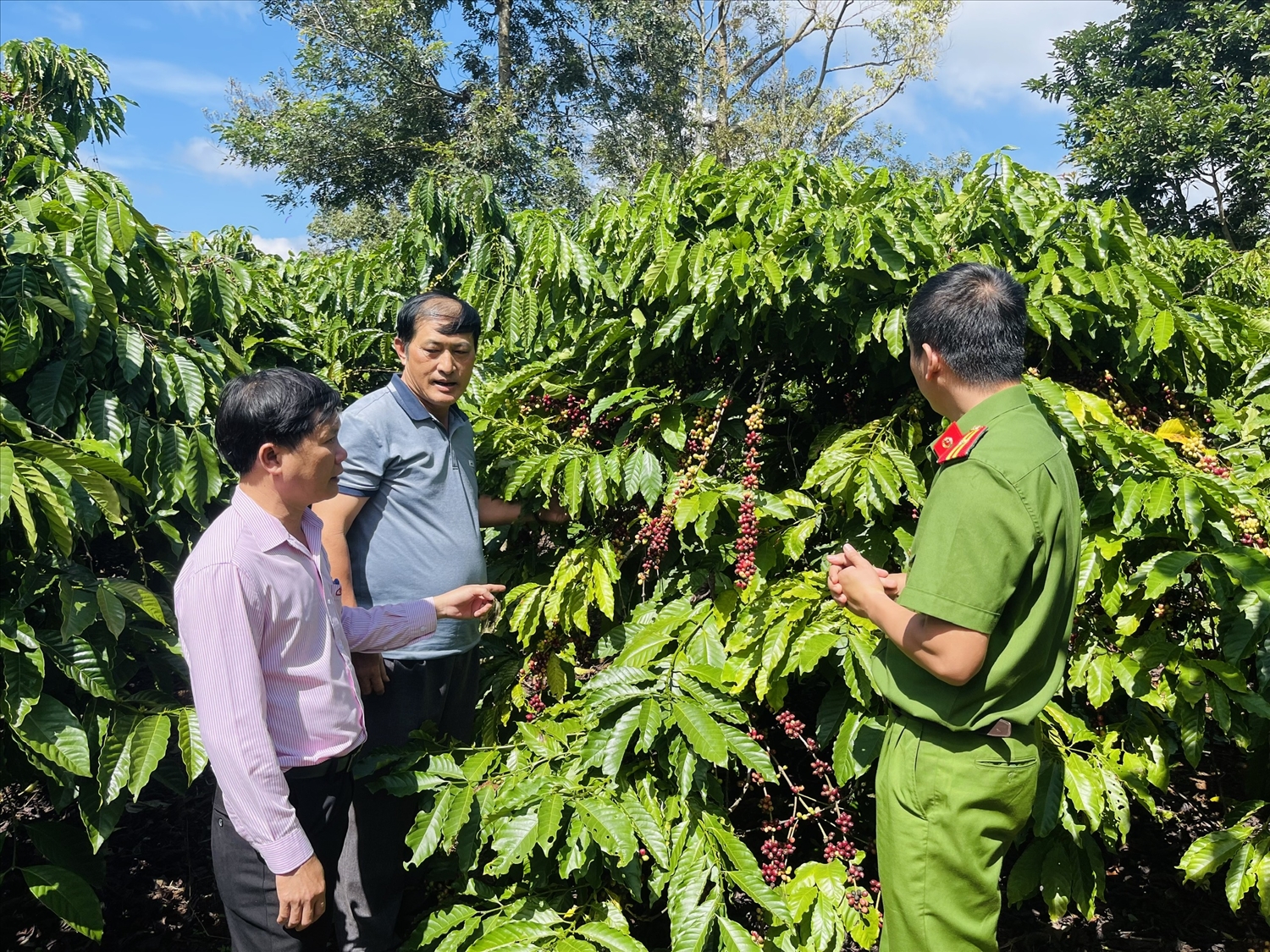 Lãnh đạo Phòng Giao dịch NHCSXH huyện Đắk Mil (Đắk Nông) kiểm tra mục đích sử dụng nguồn vốn trên địa bàn huyện 