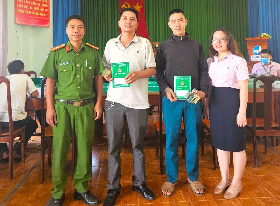  Giám đốc Phòng Giao dịch NHCSXH huyện Đắk Song Doãn Nguyễn Tây Xuyên trao sổ vay vốn cho hộ vay theo Quyết định 22