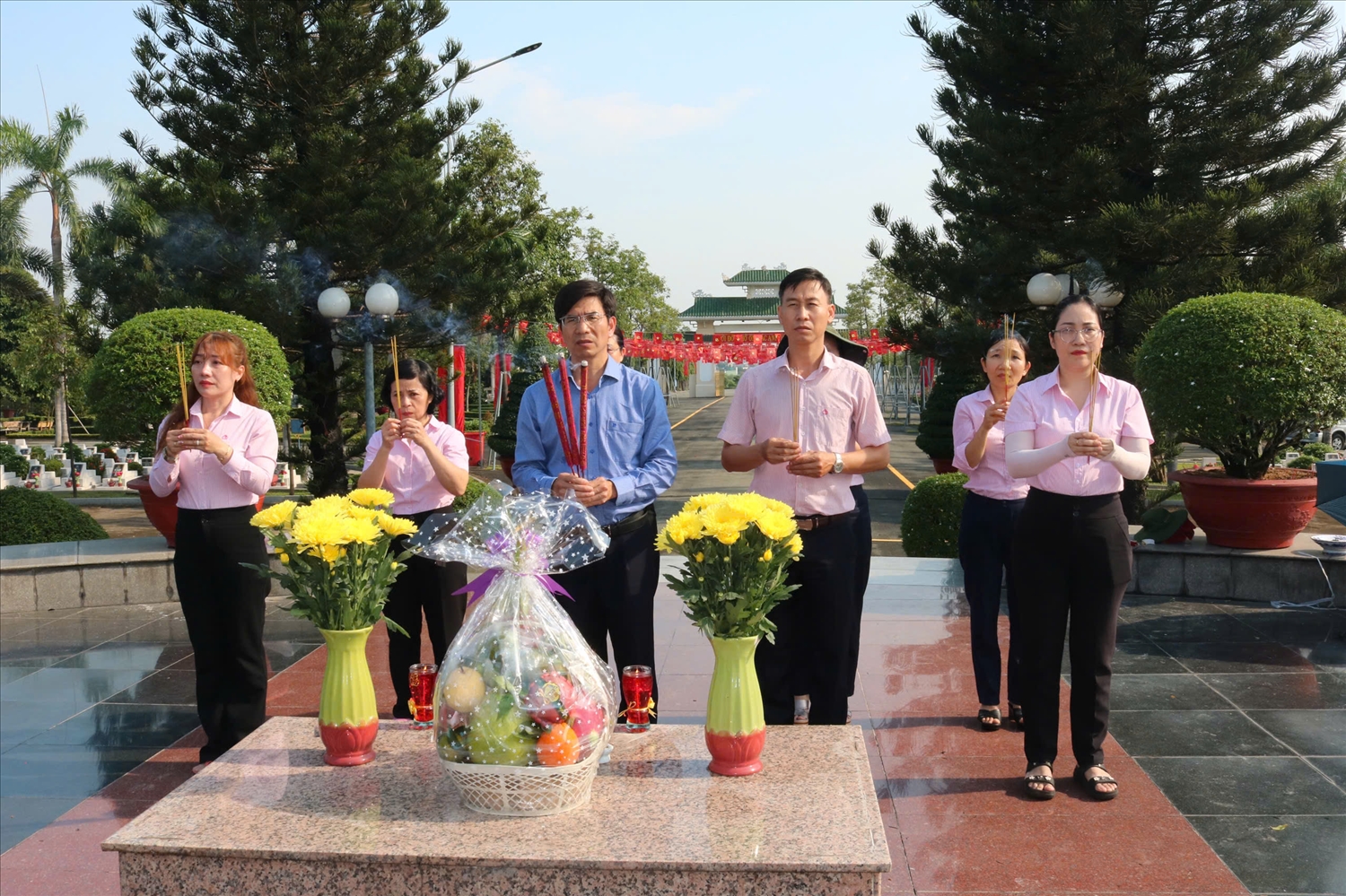 Phó Giám đốc chi nhánh NHCSXH tỉnh Đồng Nai Nguyễn Sỹ Cường dâng hương, dâng hoa tại Nghĩa trang Liệt sĩ tỉnh