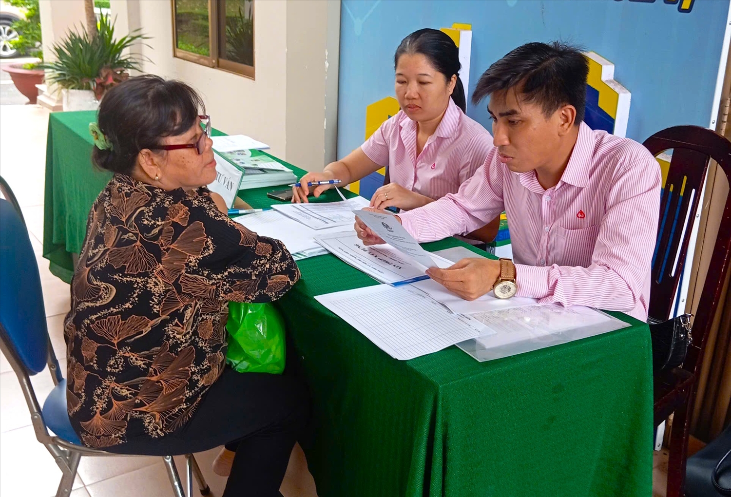 Cán bộ NHCSXH tỉnh Đồng Nai tư vấn vốn vay nhà ở xã hội cho người dân trên địa bàn
