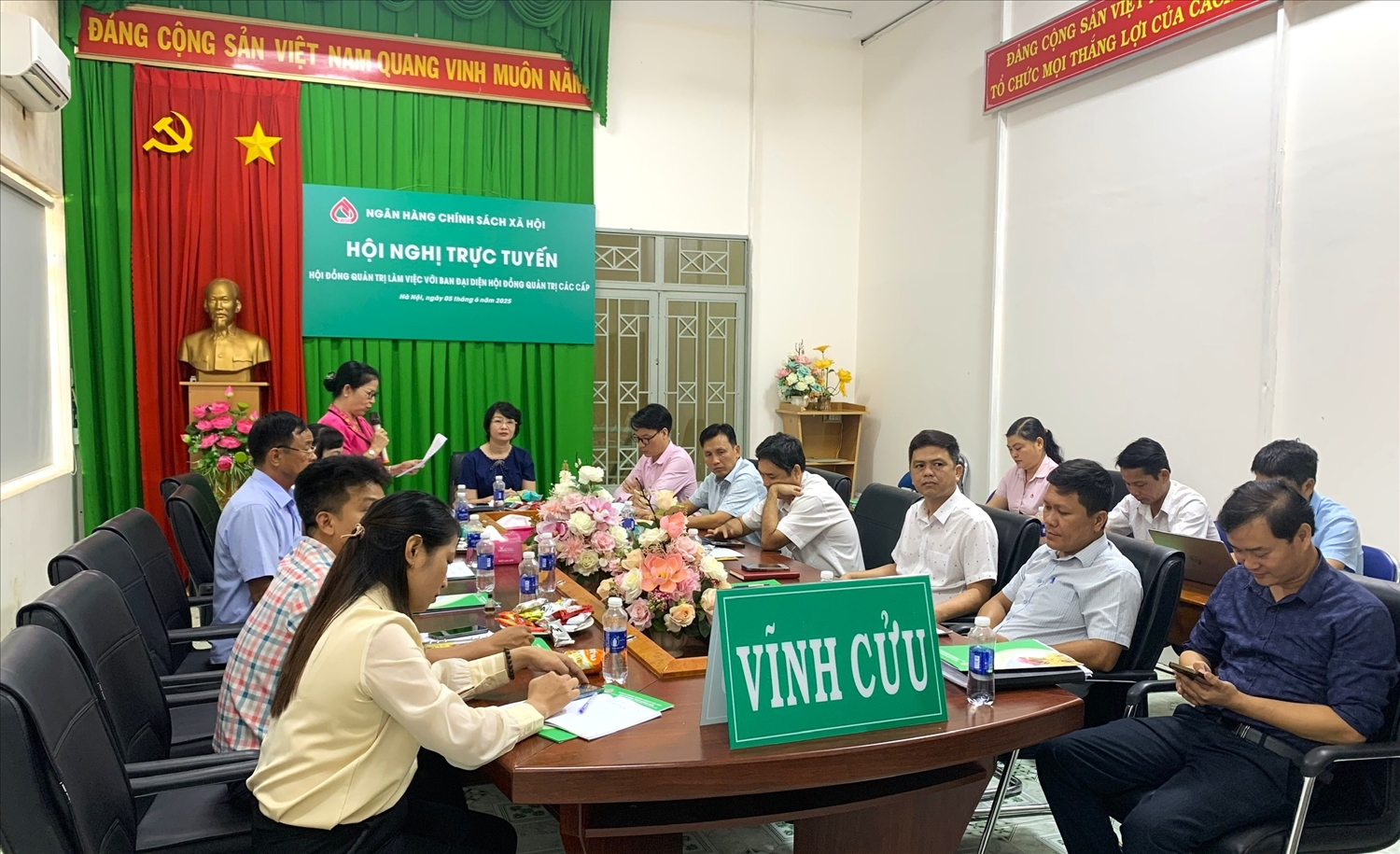 Bà Trần Mỹ Ngọc, Chủ tịch Hội LHPN huyện Vĩnh Cửu,Thành viên Ban đại diện HĐQT NHCSXH huyện Vĩnh Cửu, tỉnh Đồng Nai báo cáo tại Hội nghị